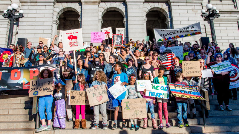 Kids suing the government over climate change standing before a courthouse in Denver February 20, 2017. Image: Christian ORourke / Flickr